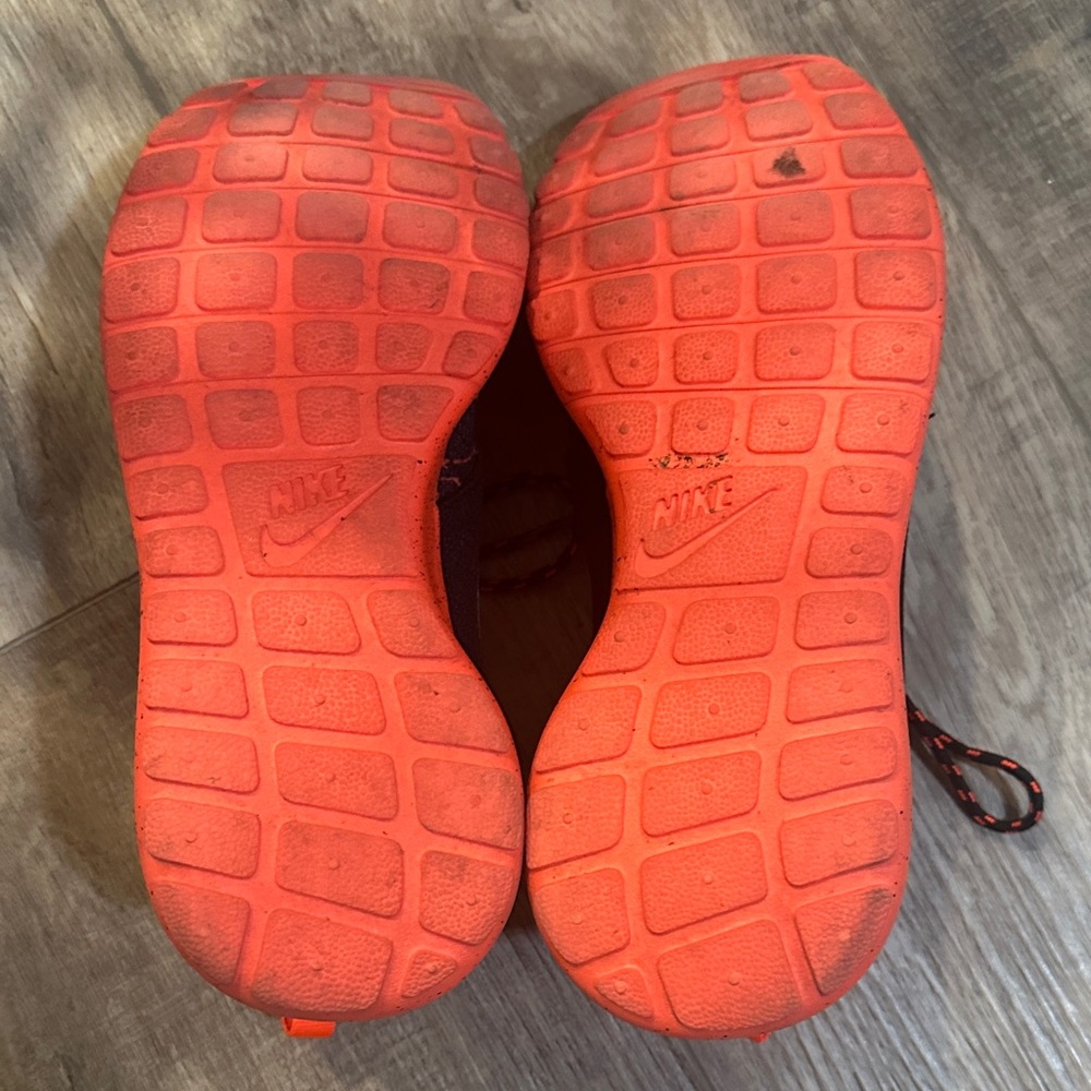 Nike Kids Black and Orange Sneakers 6Y - Picture 4 of 6